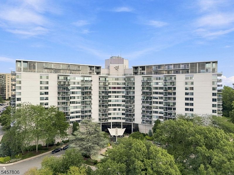 1st image of 1 Claridge Dr #917