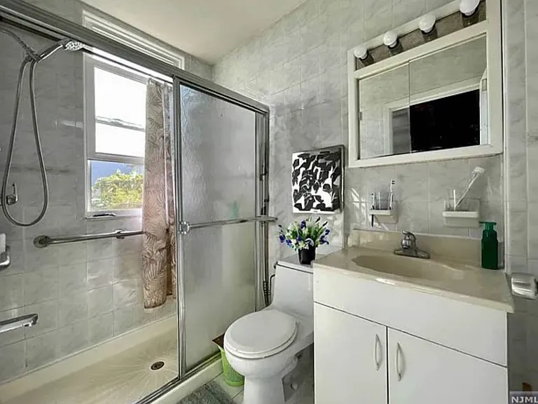 307 N 5th St #1 — Photo 8