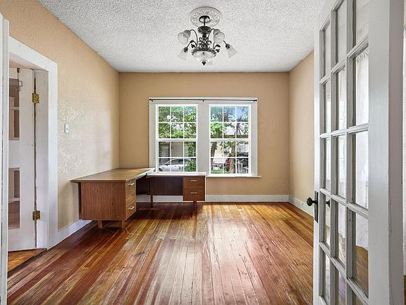 5th image of 402 W Main St