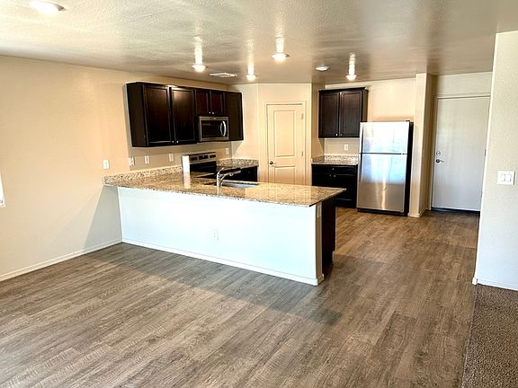 5th image of 537 W Pintail Dr