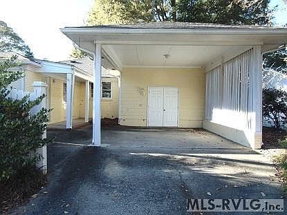 3rd image of 906 Memorial Dr W