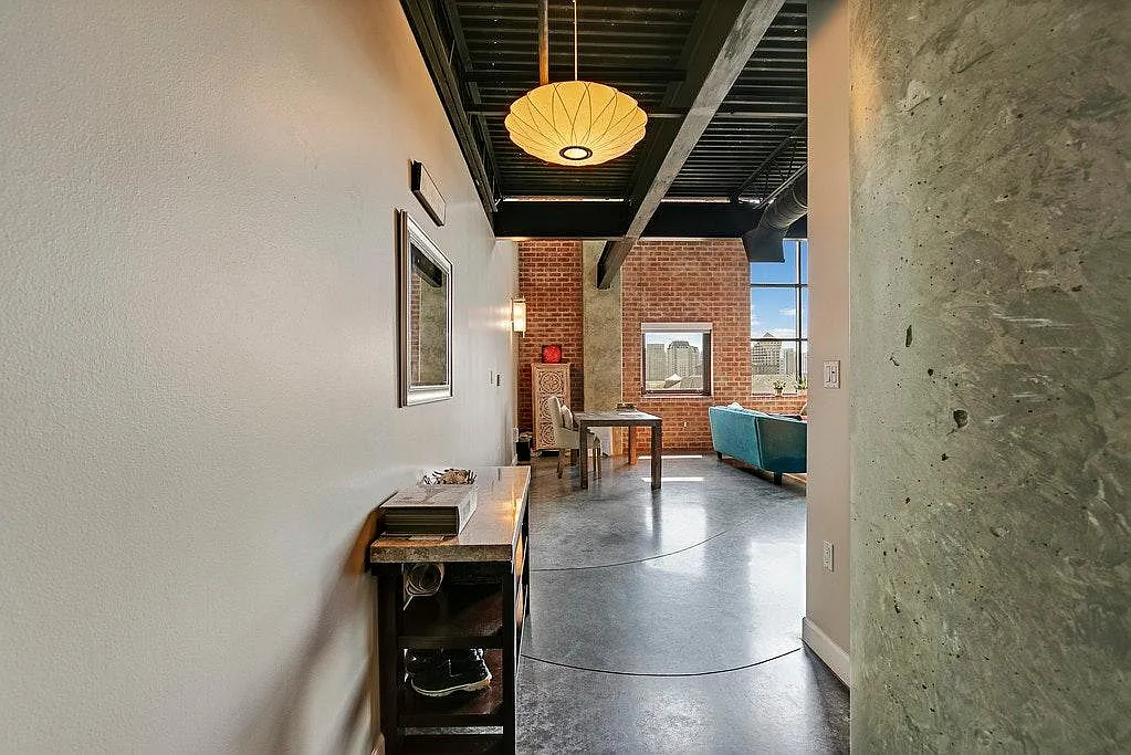 Entry - 3110 Thomas Ave #541