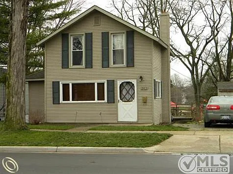 243 Riley St photo 1