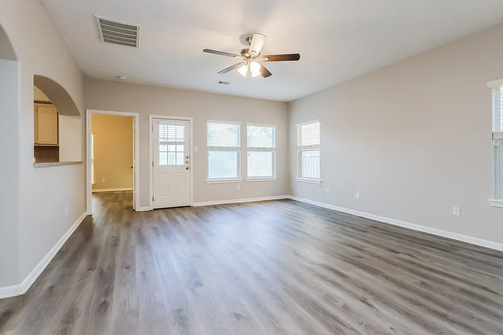 3 bed, 2.5 bath, 1987 sqft, $2,030 — Photo 4