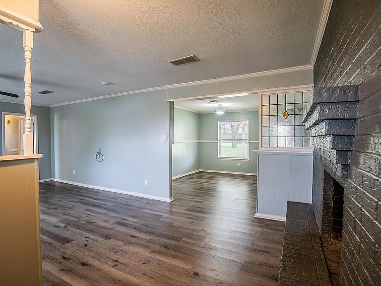204 Jill Ln — Photo 3