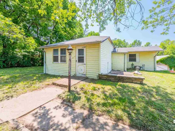 402 1st St, Saint George, KS 66535