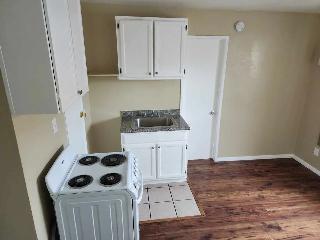 Studio, 300 sqft, $1,268 — Photo 4