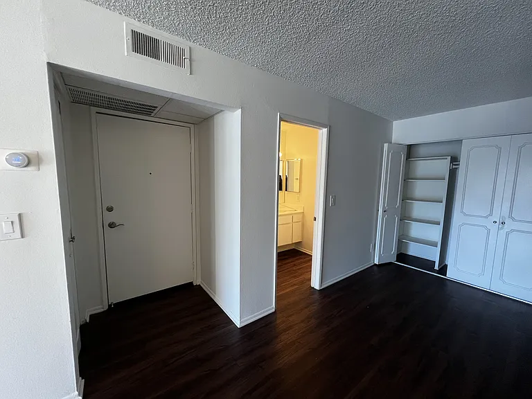 Versailles on the Lake Apartments — Photo 46
