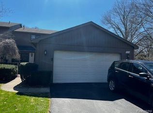 1008 Oak Pointe Dr, Waterford, MI 48327