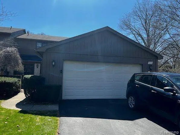 1008 Oak Pointe Dr, Waterford, MI 48327