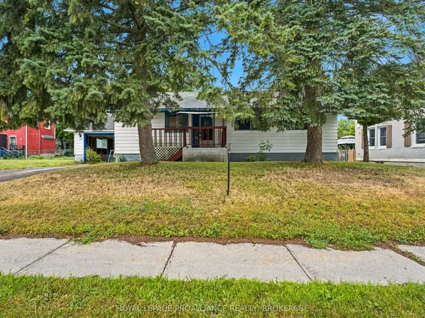 30 Elm St, Gananoque, ON K7G 2S7