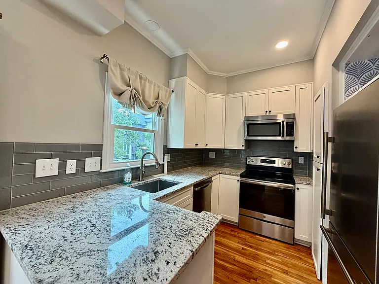 312 W 10th St #312 — Photo 11