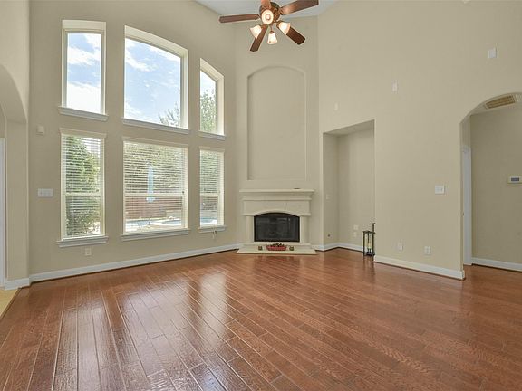 4th image of 110 N Victoriana Cir