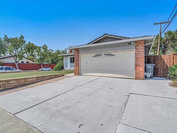 4th image of 1405 Yosemite Dr