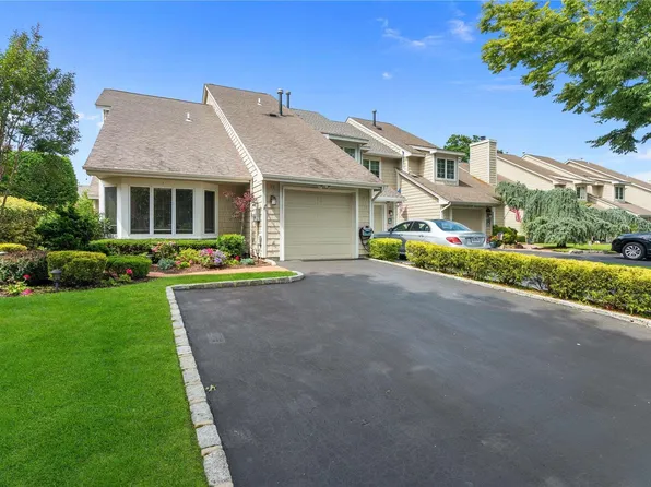 17 Oakmont Lane #17, Bay Shore, NY 11706