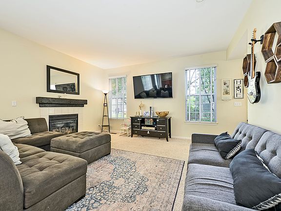 3rd image of 2131 Claremont Ln