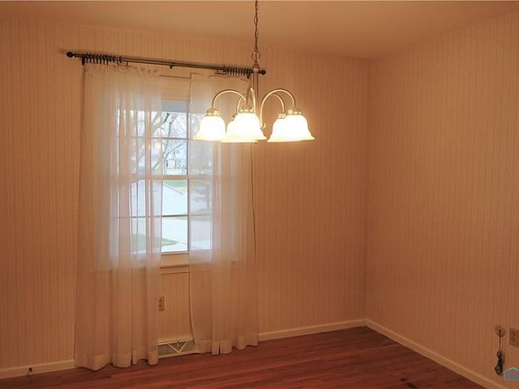 3rd image of 630 Beverly Ct