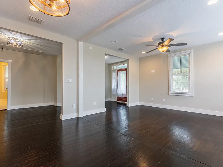 1121 E Crockett St — Photo 7