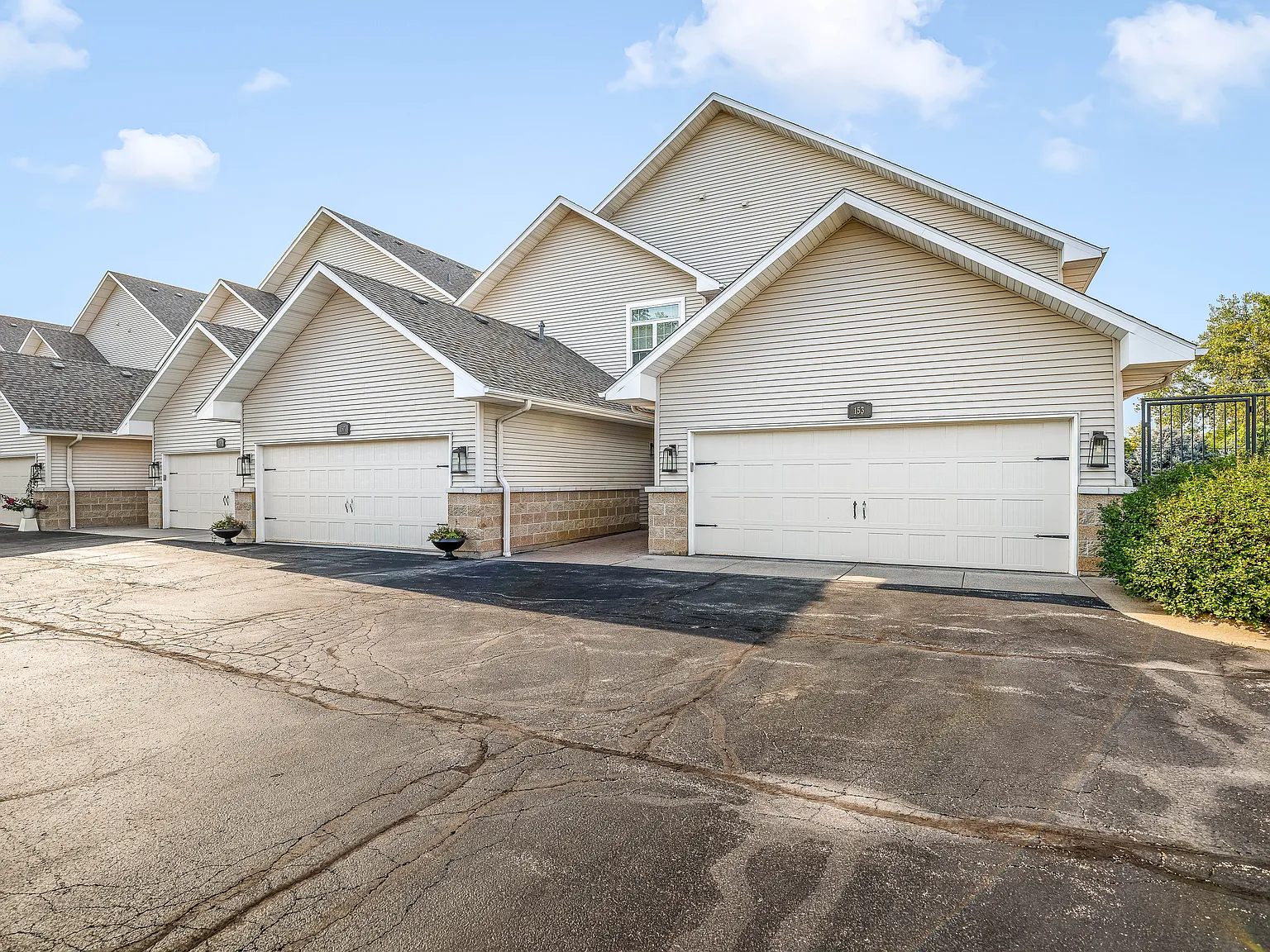2 bed, 2.5 bath, 1976 sqft, $2,250 — Photo 1