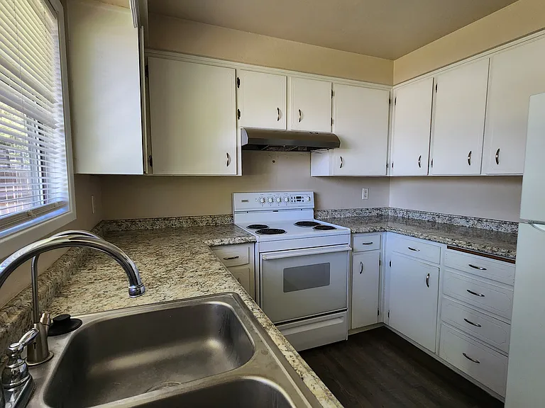 2217 Harrison Ave — Photo 5