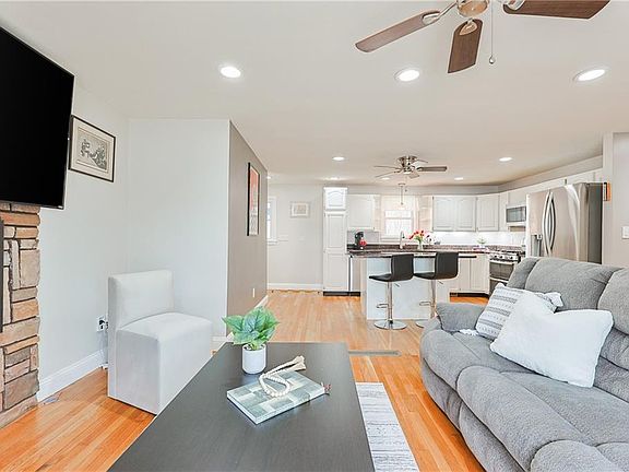4th image of 40 Forestdale Dr