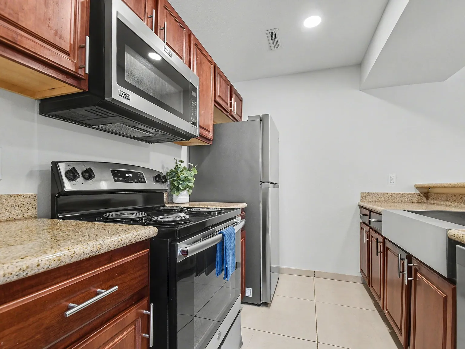 2 bed, 920 sqft, $1,400 — Photo 2