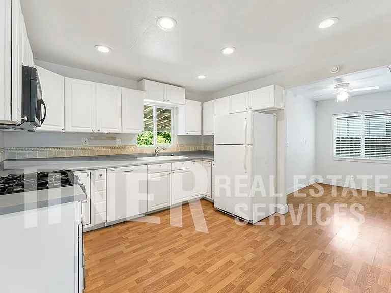 1436 Carrie St — Photo 3