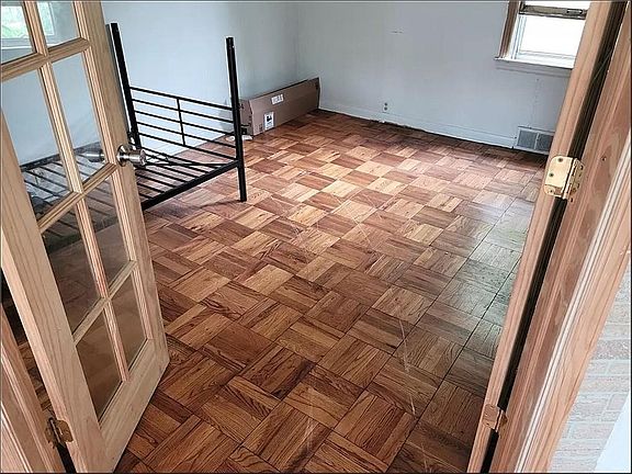 2nd image of 910 N 6th Ave E