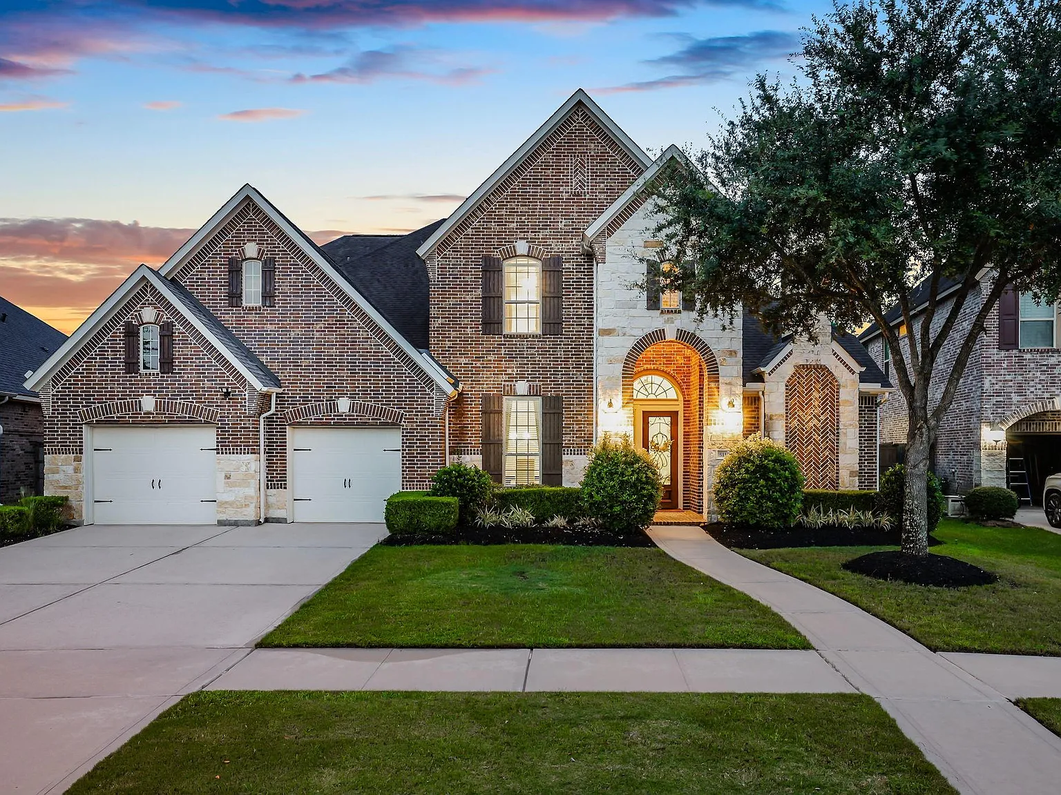 5 bed, 4.5 bath, 4343 sqft, $6,200 — Photo 3