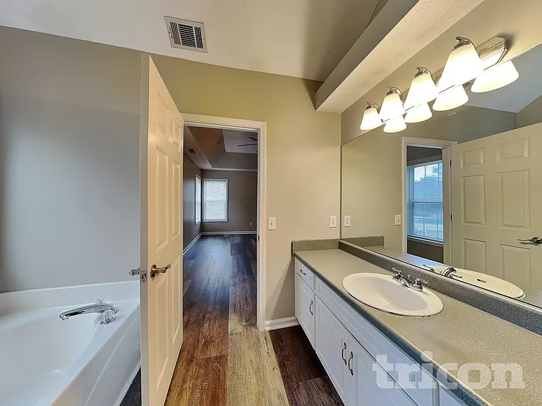 401 Breeze Way — Photo 8