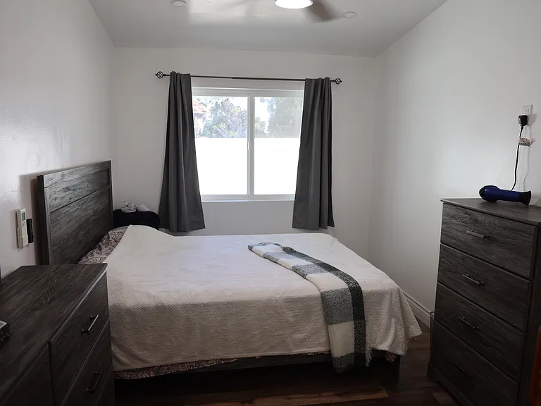 Bedroom (yard view)
