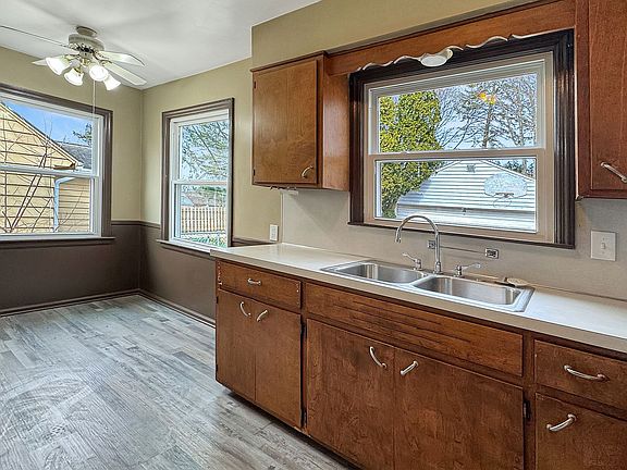 4th image of 1039 Kentwood Dr NE