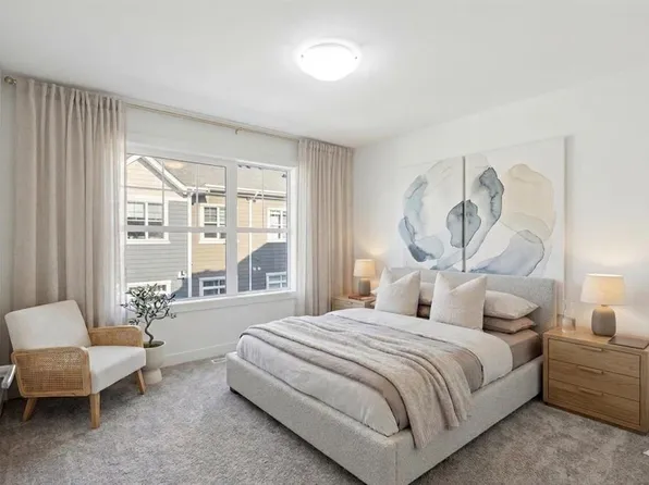 812 W Cranbrook Walk SE, Calgary, AB T3M 2V5