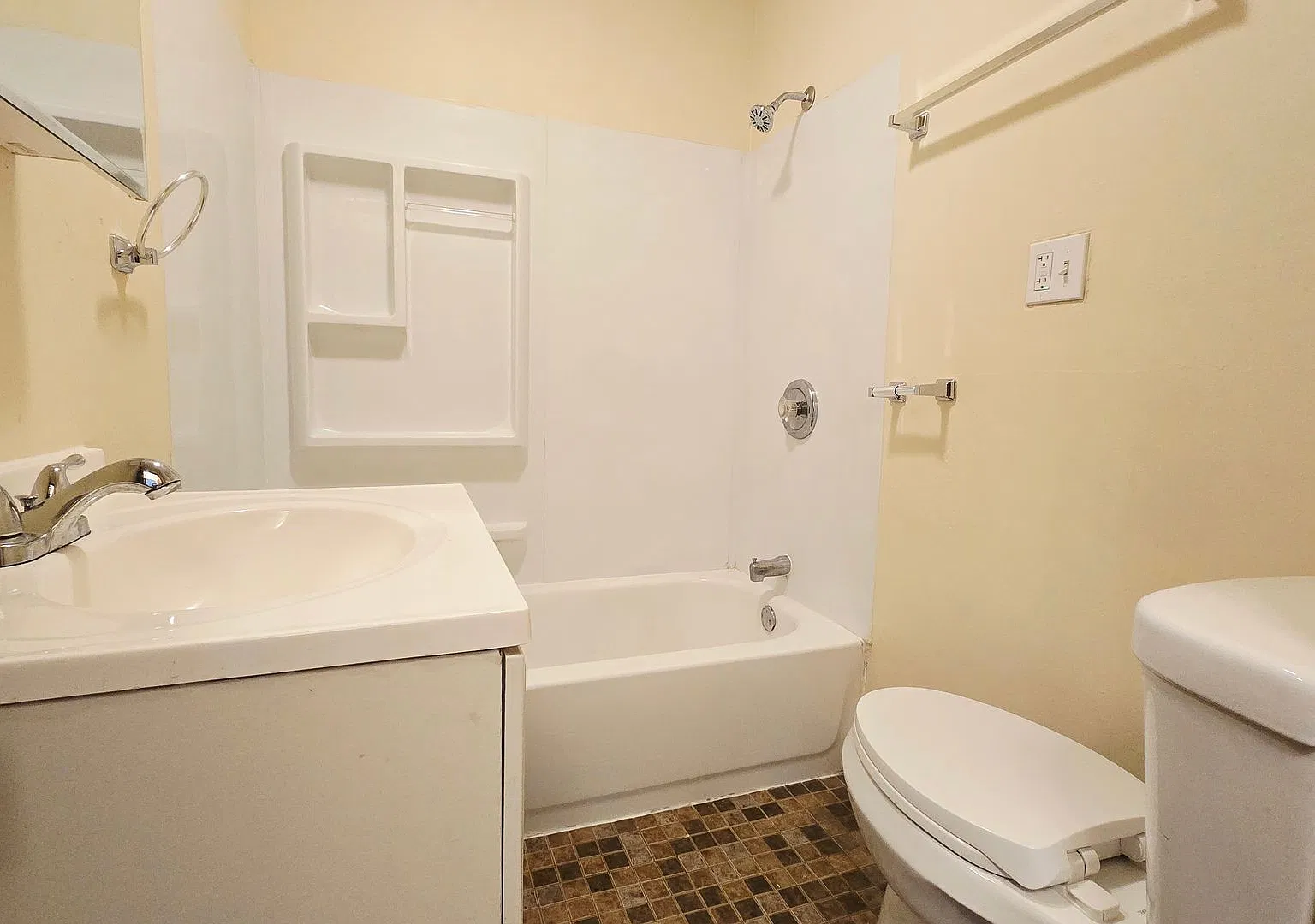 3 Bedroom 1 Bath House with Detached Garage — Photo 4