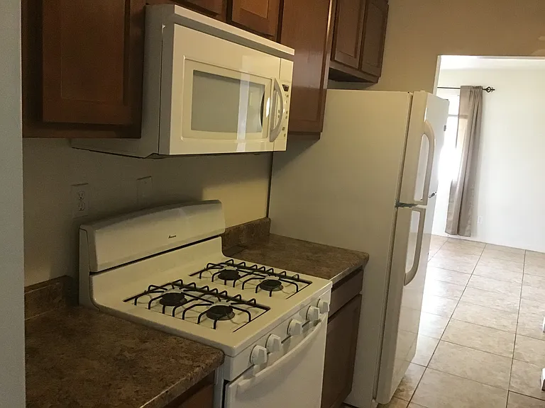 542 E Flores St — Photo 10