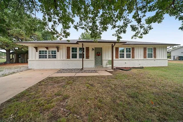 3 bed, 1.0 bath, 1351 sqft, $1,800 — Photo 1
