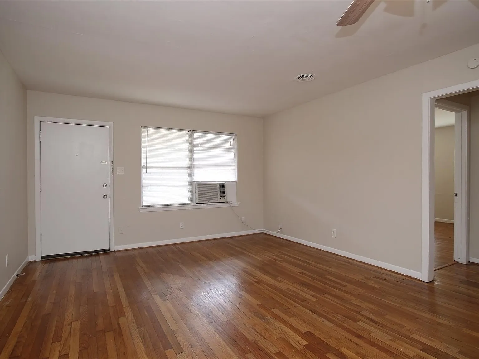 2 bed, 1.0 bath, 850 sqft, $895 — Photo 2