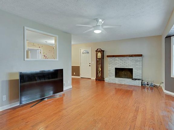 2nd image of 1051 Waverly Dr