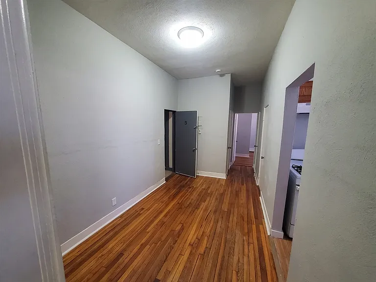 10 Abbotsford St #3 — Photo 6