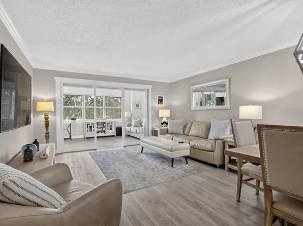 3951 Via Poinciana #209, Lake Worth, FL 33467