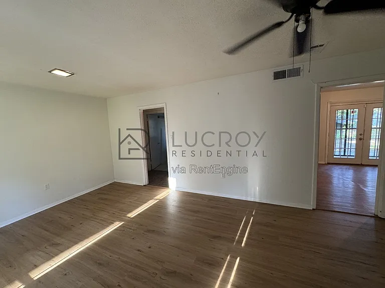 2716 Woodside Dr — Photo 2