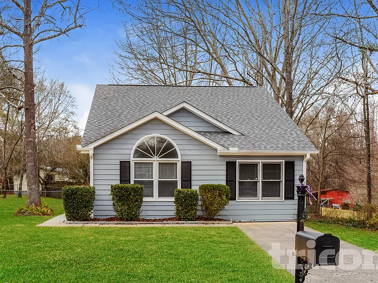 909 Dogwood Ln — Photo 1