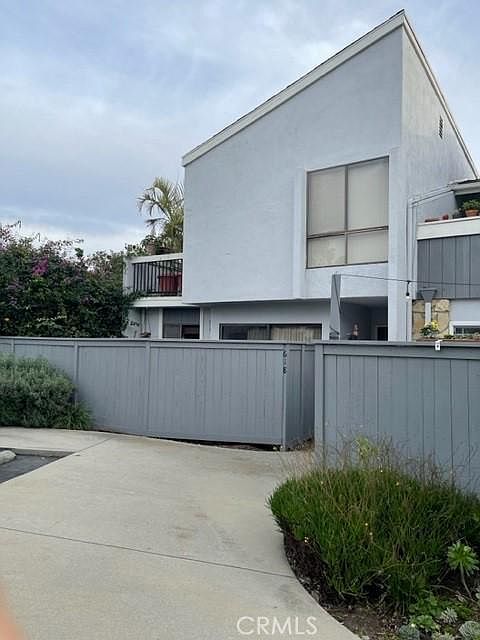 1st image of 618 Lakeview Ln #15