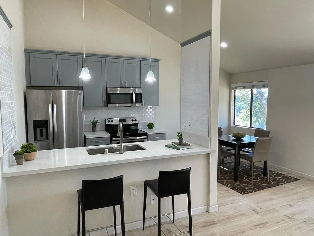 1 bed, 692 sqft, $2,950 — Photo 3