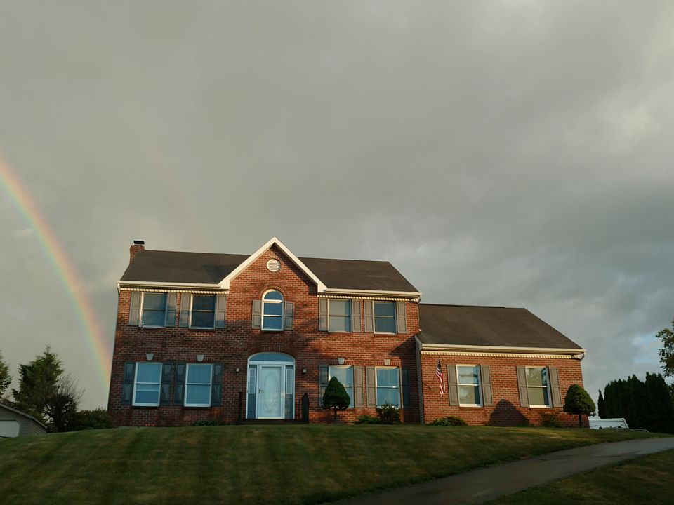 Colonial with Mountain View