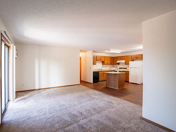 Fargo, ND Kentwood Manor Apartments | 21B | Living