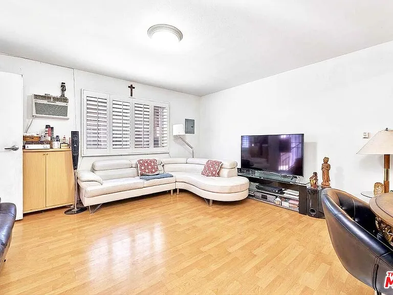 1231 S Harvard Blvd — Photo 2
