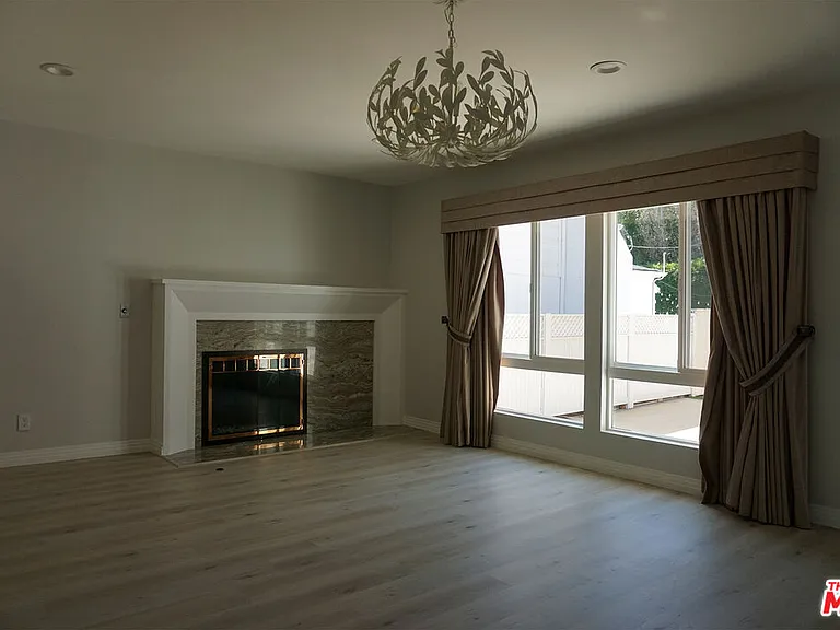 221 N Bowling Green Way — Photo 4