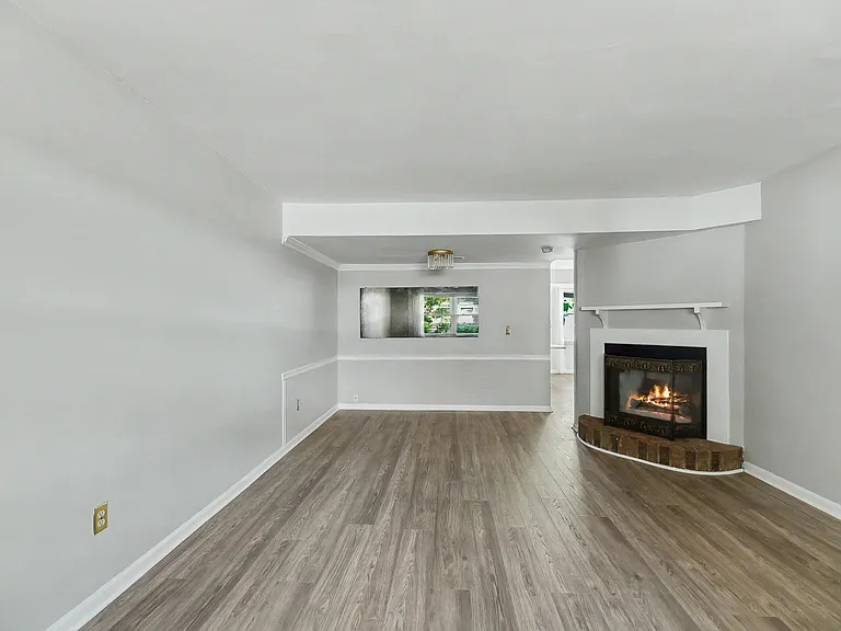 Living area (fireplace not usable, for aesthetic purposes only)