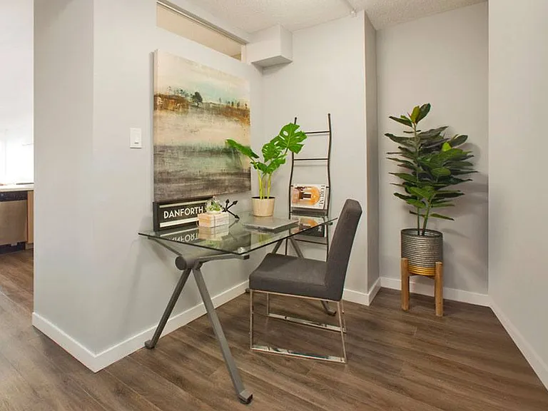 2575 Danforth Ave — Photo 15